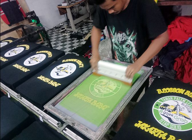 Kelebihan Sablon Kaos dalam Produksi Kaos Seragam
