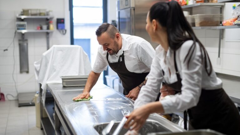 Kontrol kebersihan area dapur