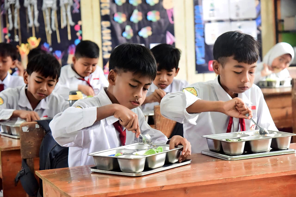 buatkan saya artikel dengan judul tersebut tanpa mnggunkankata pasif atau kalimat yg pasif,buatkan dengan mnggunakan kata yan aktif atau kalimat yang akif dan transisi yang sepadan,buatkan kurang lebih850 kata, di salah satu point adayg di kasi point di dlmnya di kesimpuln tmbhkn kata pusat alat dapur mbg