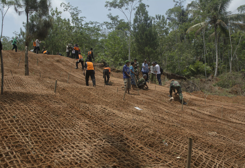 Pencegah longsor jaring sabut kelapa