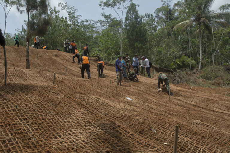 Pencegah longsor jaring sabut kelapa
