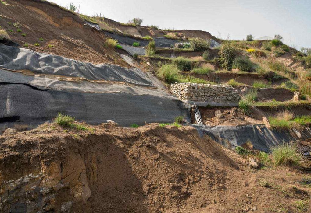 perkuatan lereng tanah